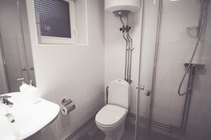 Economy Cabin (4 beds) | Bathroom - Rösjöbaden Camping &  Stugby (Sollentuna)