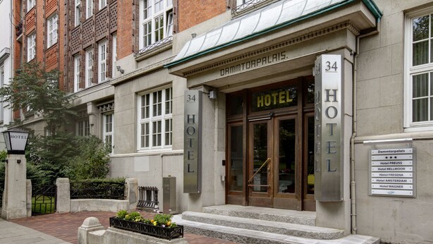 A hotel entrance with a sign reading "HOTEL 34" and "DAMMTORPALAIIS." - Hotel Amsterdam (Hamburg)