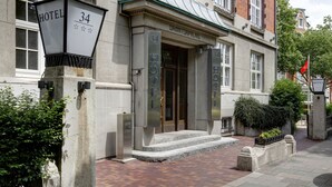 A hotel entrance with a sign reading "HOTEL 34 DAMMOPALAI". - Hotel Amsterdam (Hamburg)