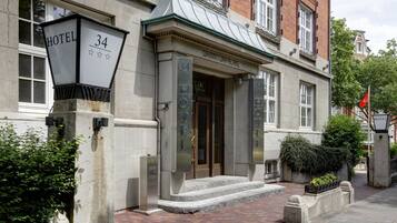 L'ingresso di un hotel con un cartello che riporta la scritta "HOTEL 34 DAMMOPALAI".