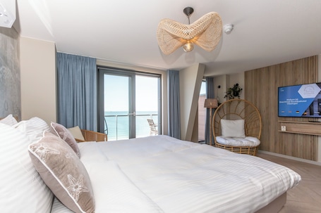 Hypo-allergenic bedding, minibar, in-room safe, individually decorated