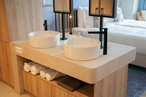 Shower, rainfall showerhead, hair dryer, towels - Beachfront Boutiquehotel (Vlissingen)