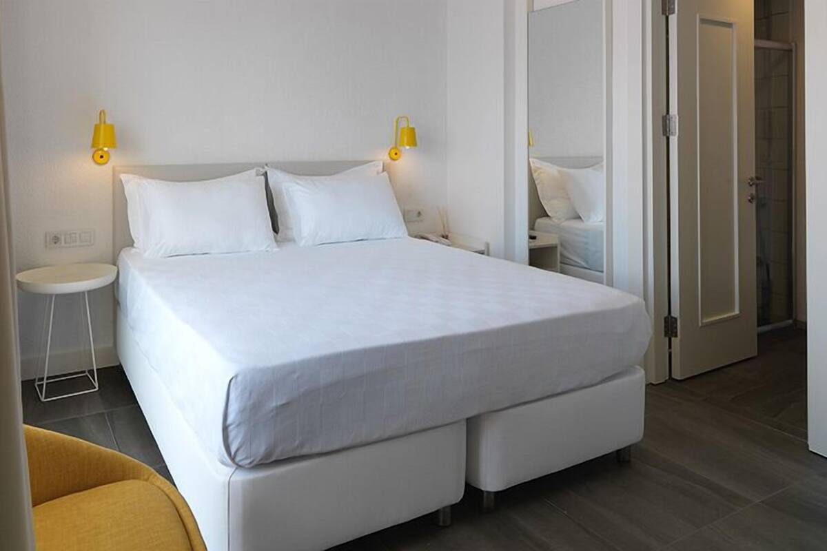 Quarto casal standard | Frigobar, escrivaninha, camas extras/dobráveis (sobretaxa)