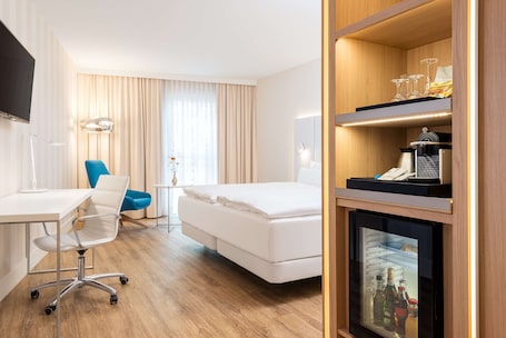 Minibar, caja de seguridad en la habitación y escritorio