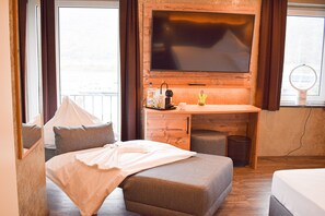 Habitación Confort doble | Ropa de cama de alta calidad, escritorio, camas supletorias