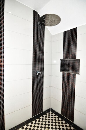 Shower, free toiletries, hair dryer, slippers - Hotel Winzerhaus Gaertner an der Loreley (Sankt Goar)
