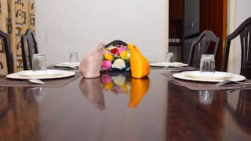 Frühstück, Mittagessen, Abendessen, lokale und internationale Küche