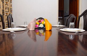 S'hi serveixen esmorzars, dinars i sopars 
