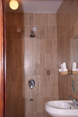 Superior-Doppelzimmer | Badezimmer | Dusche, kostenlose Toilettenartikel, Bademäntel, Hausschuhe