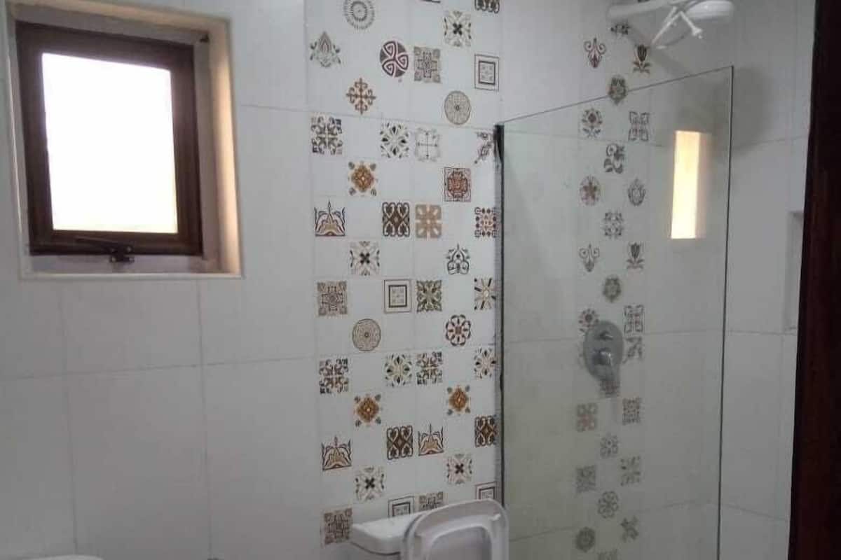 Un baño con inodoro, bidé y lavamanos.