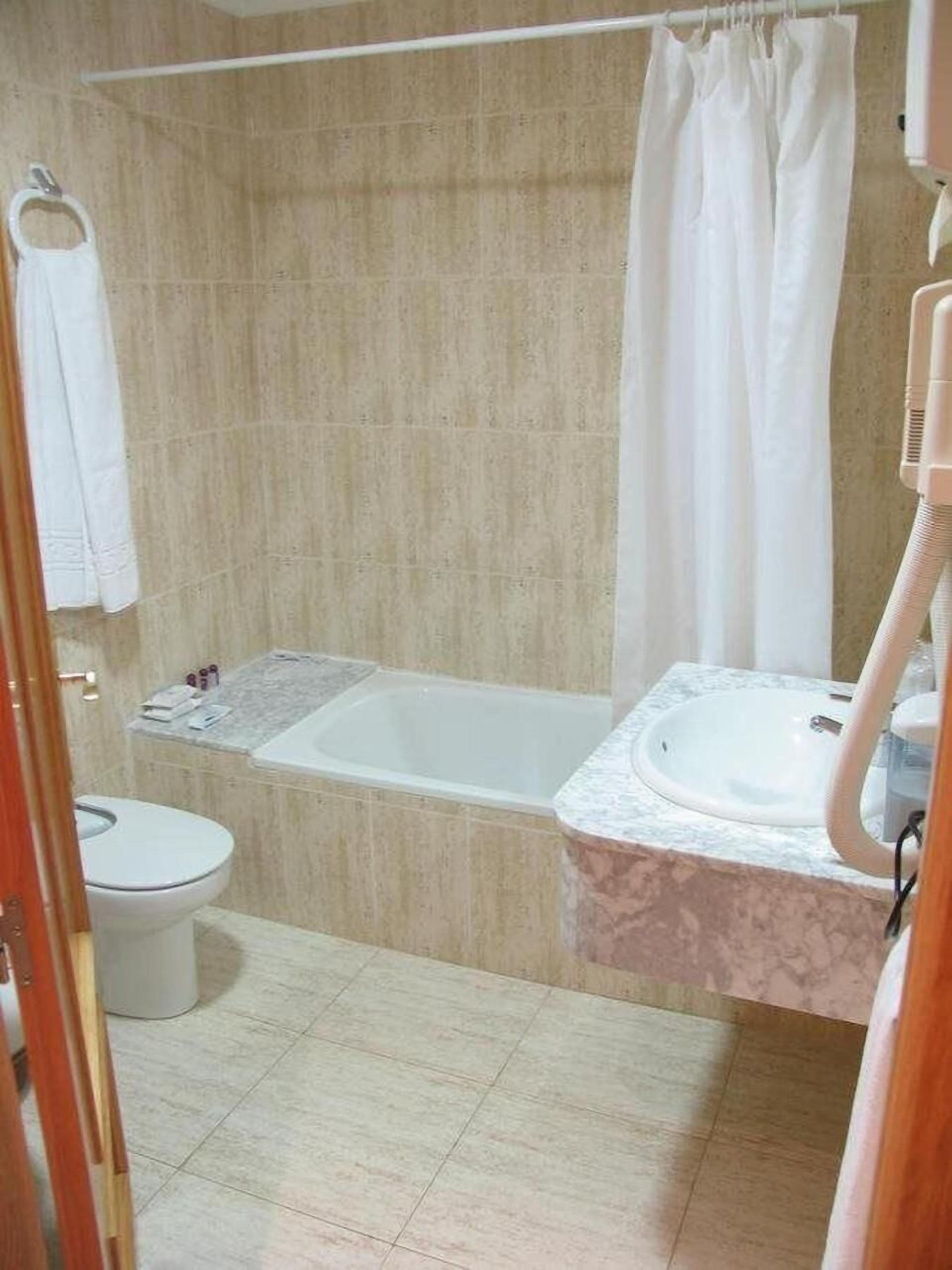 Twin Room | Bathroom