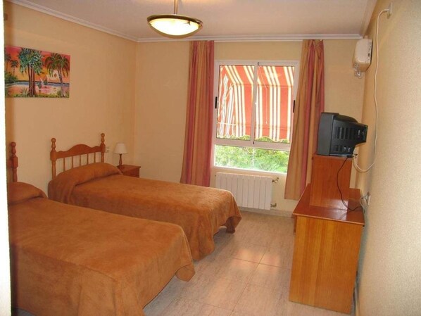 Twin Room | Minibar, desk, laptop workspace, blackout drapes - Hostal Asador Imperial (Crevillente)