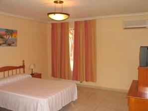 Kamar Double | Minibar, meja kerja, ruang kerja ramah laptop, dan tirai kedap cahaya