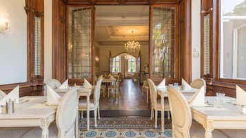 Dagelijks ontbijtbuffet (EUR 21.00 per persoon)