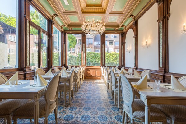 Petit déjeuner buffet servi tous les jours en supplément