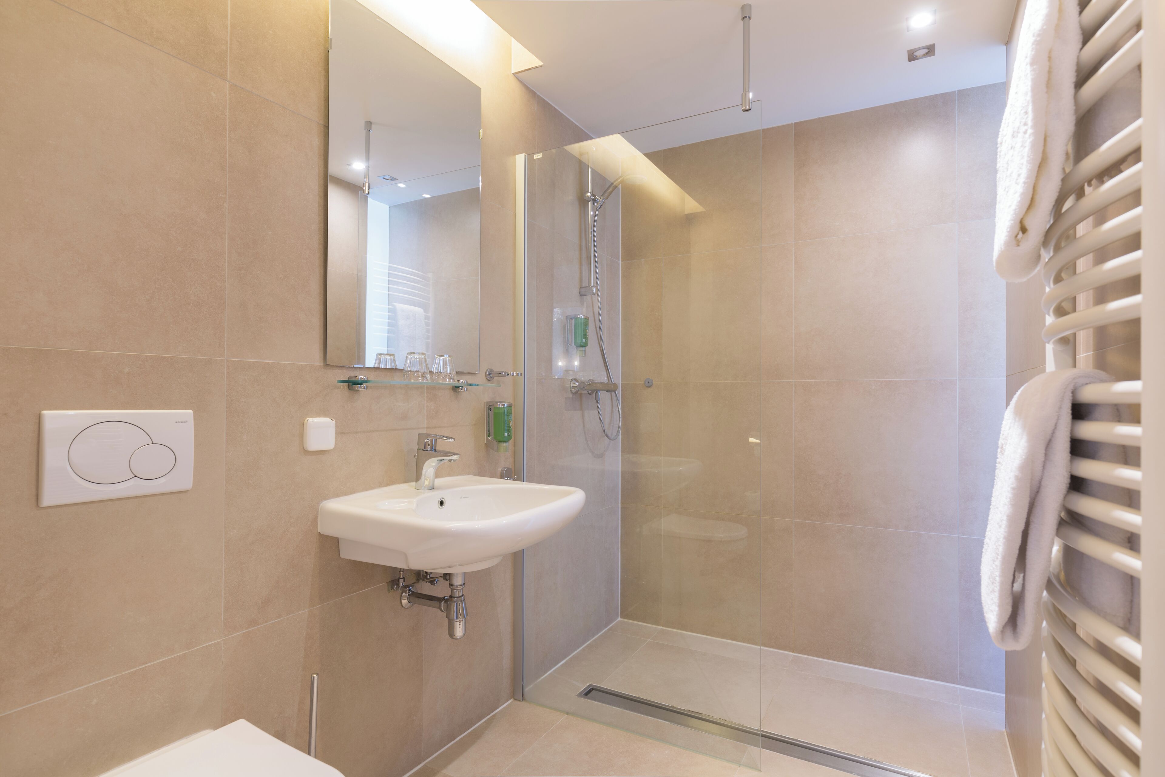junior suite | bathroom | shower, eco-friendly toiletries, hair dryer, towels