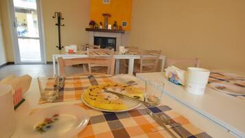 Daily buffet breakfast (EUR 6.00 per person)