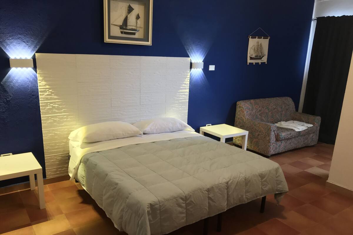 Habitación cuádruple Confort | Escritorio, tabla de planchar con plancha, wifi gratis y ropa de cama