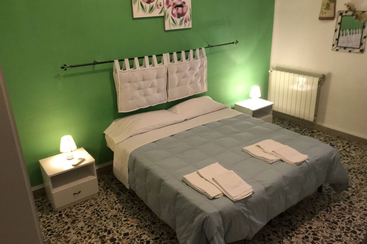 Habitación triple estándar | Escritorio, tabla de planchar con plancha, wifi gratis y ropa de cama