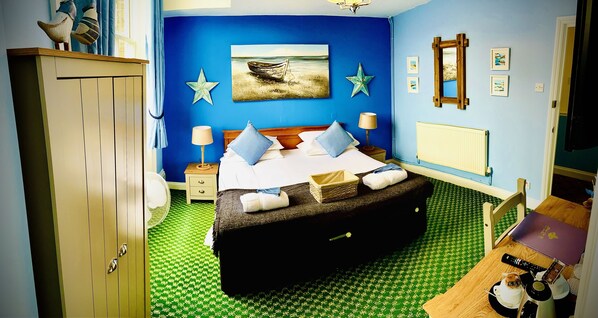 Decoración personalizada, muebles diferentes y cortinas blackout