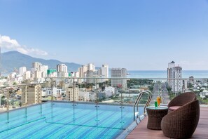 室外游泳池,07:00 至 22:00 开放,池畔遮阳伞,日光浴躺椅