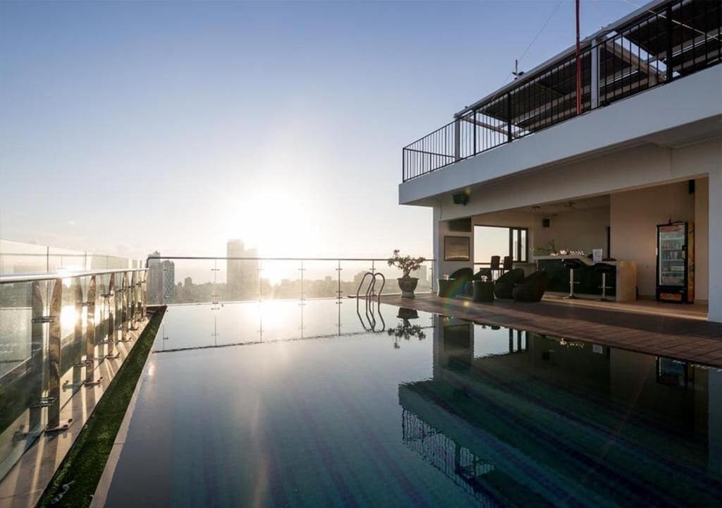 Una piscina al aire libre (de 07:00 a 22:00), sombrillas, tumbonas