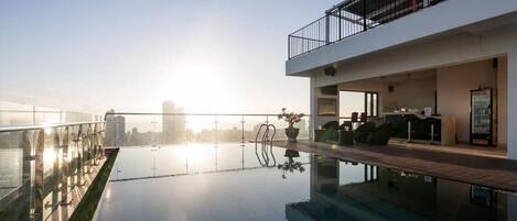 Una piscina al aire libre (de 07:00 a 22:00), sombrillas, tumbonas