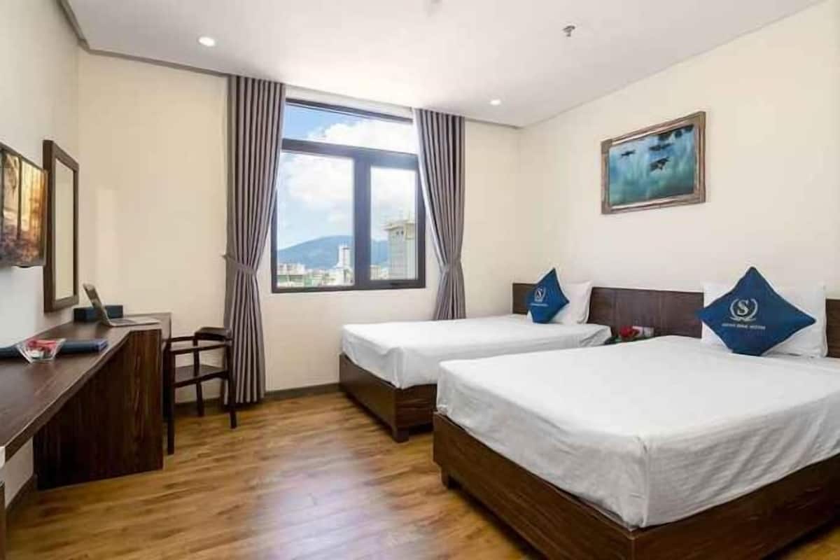 Minibar, caja de seguridad en la habitación y escritorio