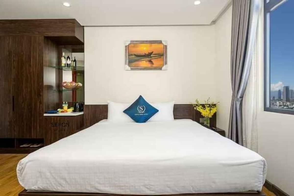 Minibar, caja de seguridad en la habitación y escritorio