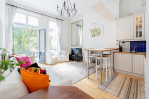 Interior - Philbeach Balcony- 2bed flat in Earls Ct (London)