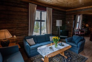Hytte, 6 soverom | Oppholdsrom | Flatskjerm-TV