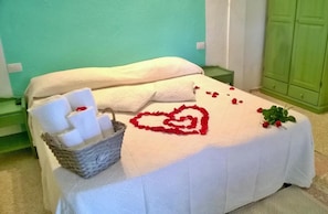 Minibar, soundproofing, free WiFi, wheelchair access