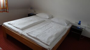 A double bed with white linens in a hotel room. - Hotel Meesenburg (Würzburg)