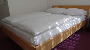 Doppelzimmer, 1 Queen-Bett | Kostenlose Babybetten, kostenloses WLAN, Bettwäsche