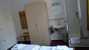 Double Room (Shared WC) | Free cribs/infant beds, free WiFi, bed sheets - Hotel Meesenburg (Würzburg)