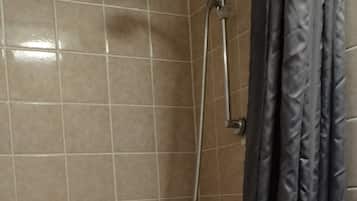 Dreibettzimmer | Dusche im Bad