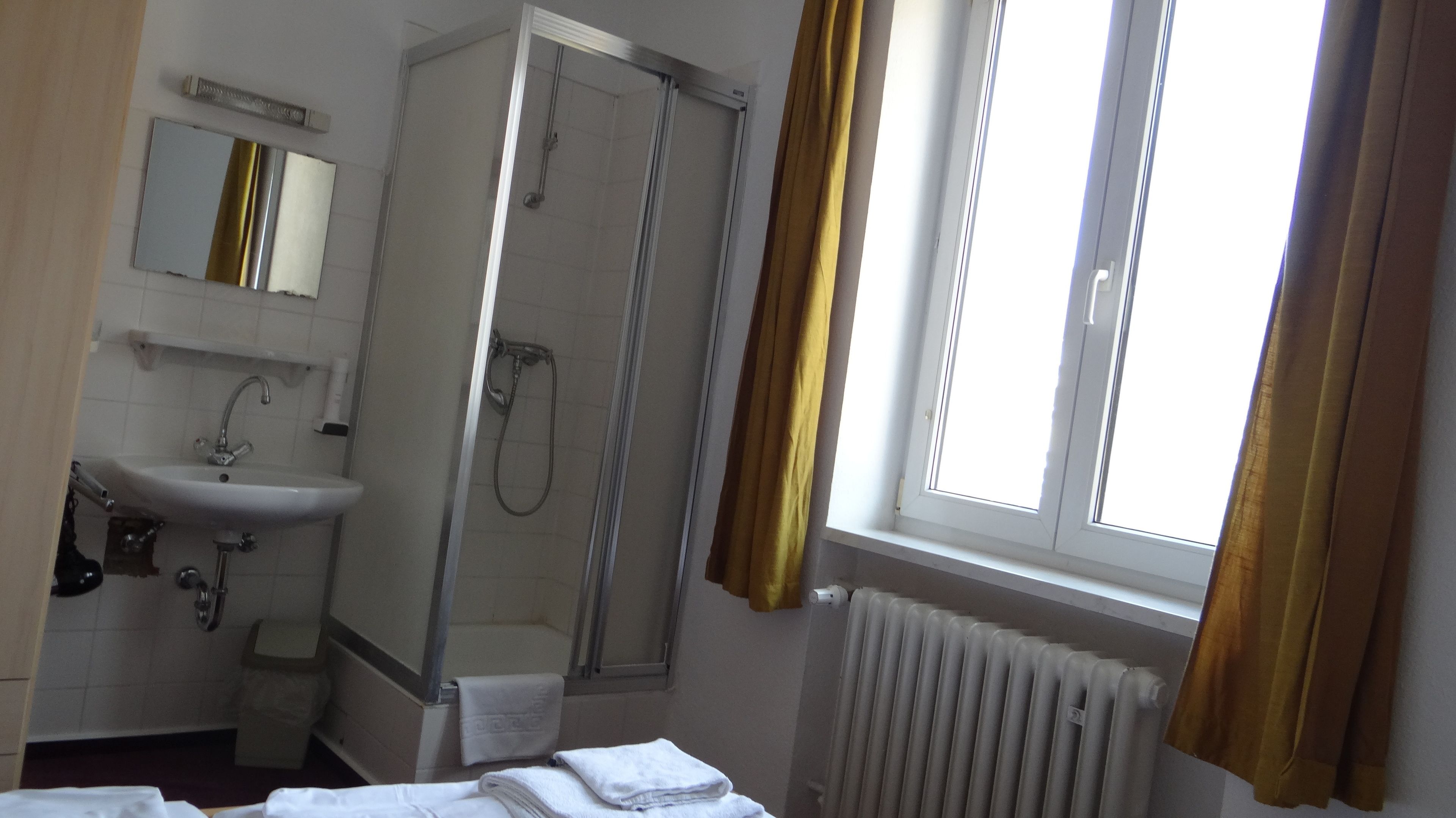 Doppelzimmer (Shared WC) | Badezimmer | Handtücher