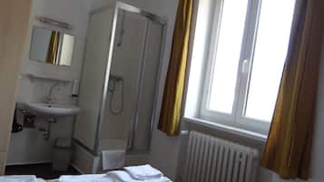 Doppelzimmer (Shared WC) | Badezimmer | Handtücher