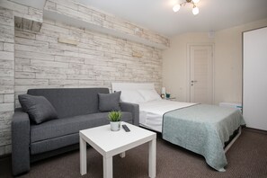 Vierpersoonskamer, privébadkamer | Verduisterende gordijnen, gratis wifi, beddengoed