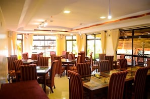 Serviço de café da manhã, local e internacional, vistas para o jardim