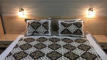 Iron/ironing board, bed sheets