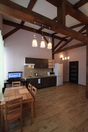 Deluxe-mökki, 1 makuuhuone, terassi | Yksityinen keittiö | Vedenkeitin