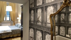 A bedroom with a bed, curtains, and a lamp. - Residenza dei Pucci (Florence)