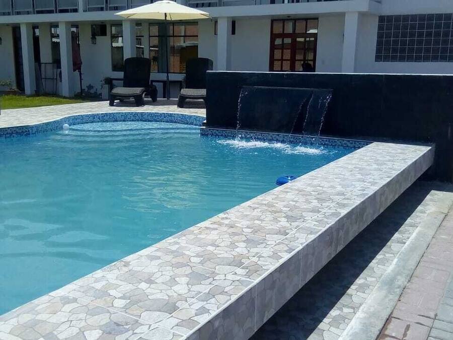 Kolam renang outdoor musiman