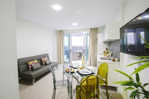 SuĂte premium, terraço | Ărea de estar | TV de tela plana