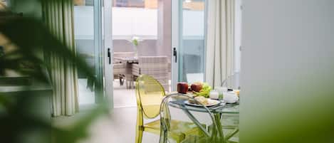 Senior-Suite, Terrasse | 1 Schlafzimmer, Verdunkelungsvorhänge, schallisolierte Zimmer