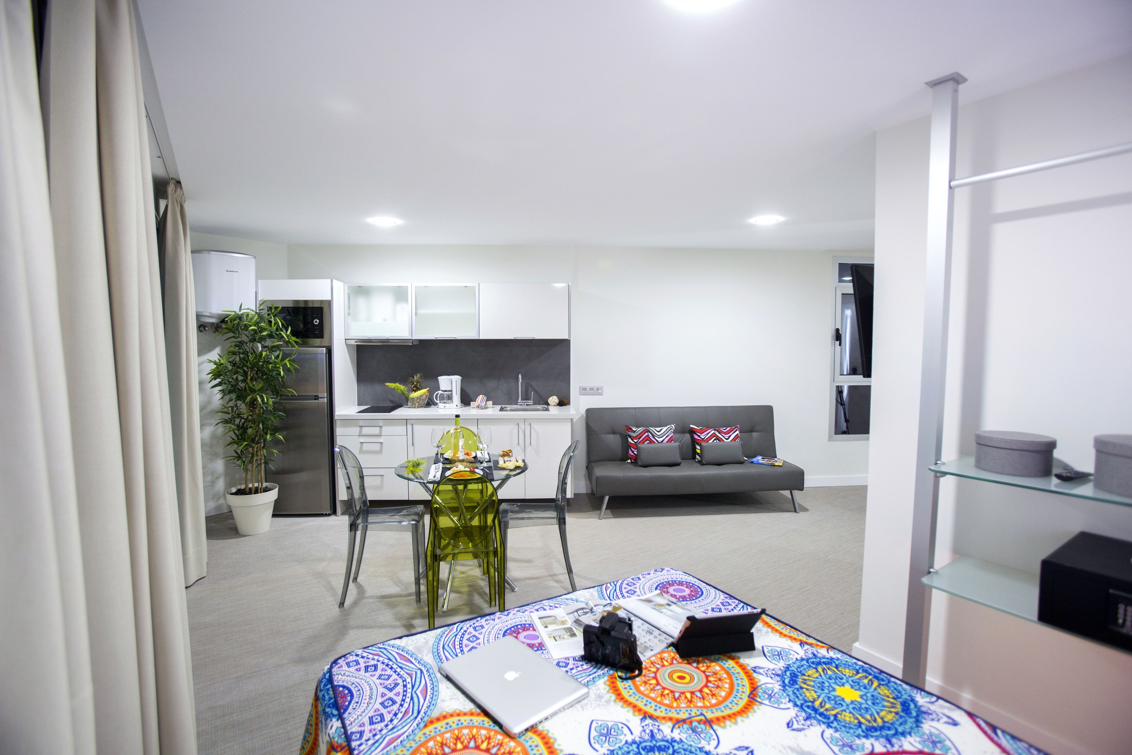 Un apartamento moderno con comedor, cocina y sala de estar.