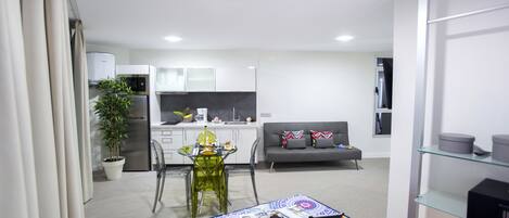 Un apartamento moderno con comedor, cocina y sala de estar.