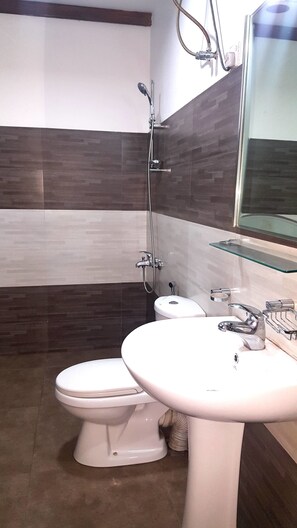 Habitación triple Deluxe, 1 habitación, vistas al jardín, junto a la montaña | Baño | Ducha y cabezal de ducha tipo lluvia