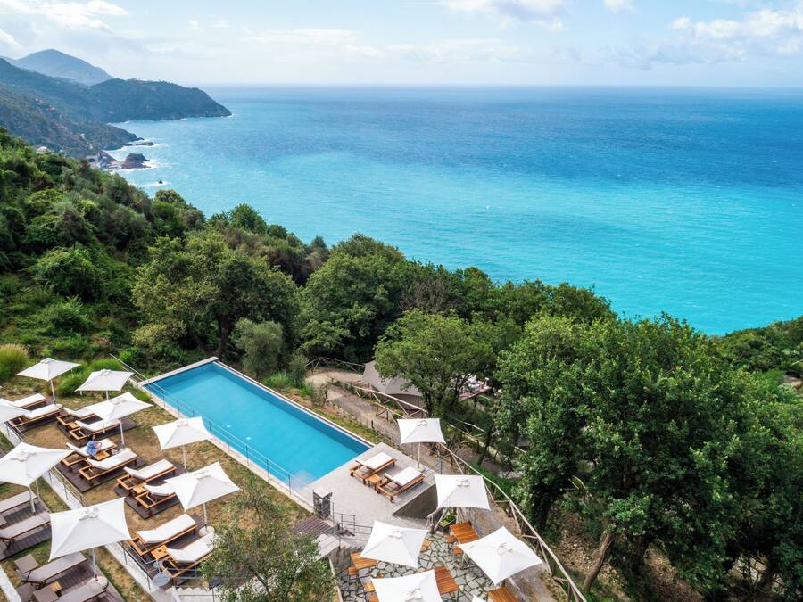 Piscine extérieure, piscine à débordement, parasols de plage
